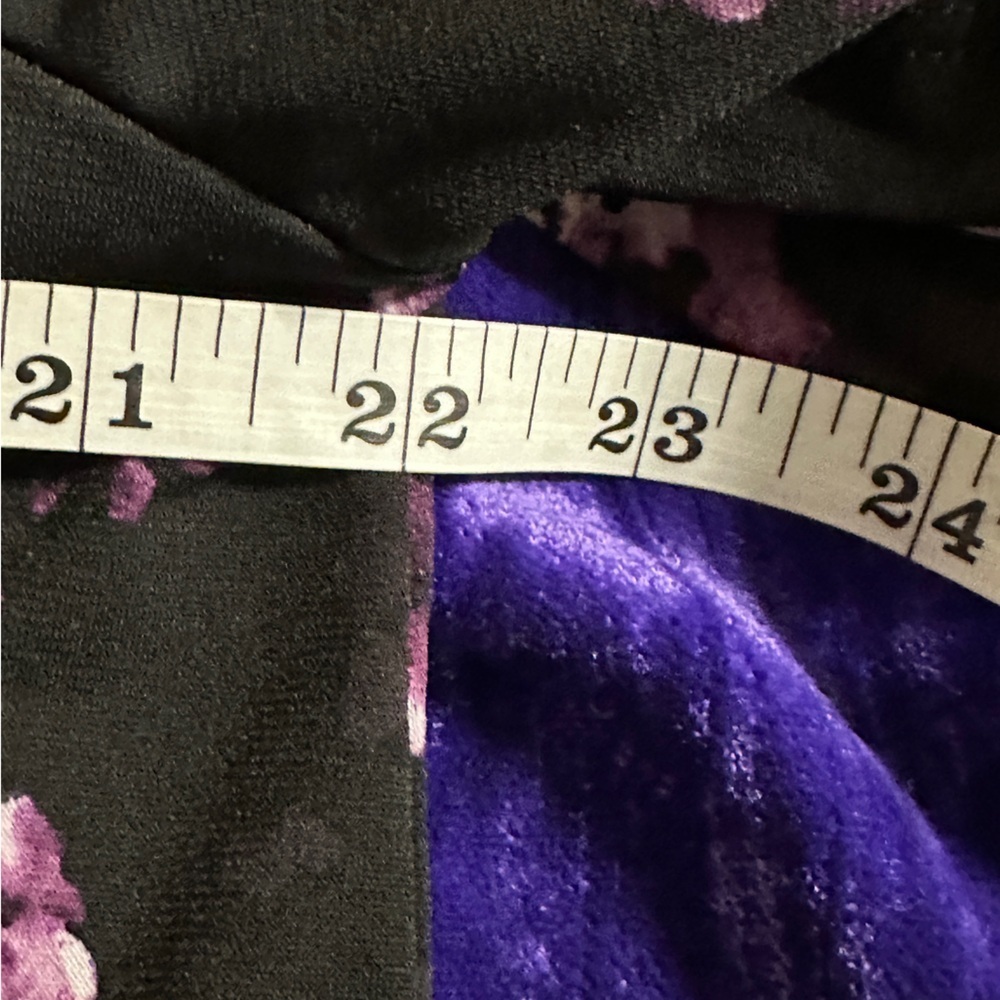 Ellen Tracy black floral blouse with 3/4 length sleeves. - Picture 5 of 7